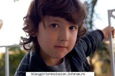 frankie jonas - 7 ani. cel mai mic dintre frati si mai adorat.